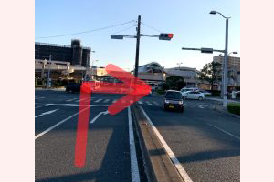 水戸市街方面(旧国道50号)から赤塚駅北口に向かって進み、赤塚駅前の交差点を右に曲がります。